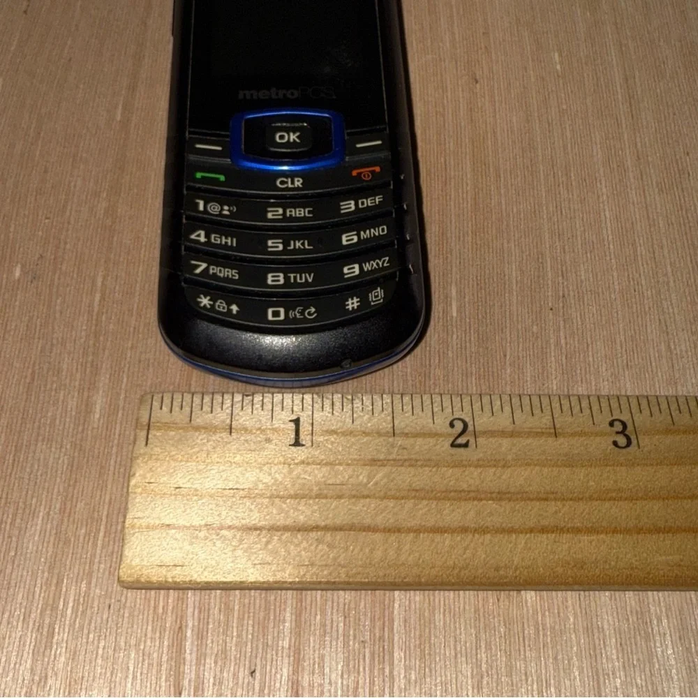 Samsung Cell Phone Model:SCH-R100 Turns On MetroPCS UNTESTED (Read Description)